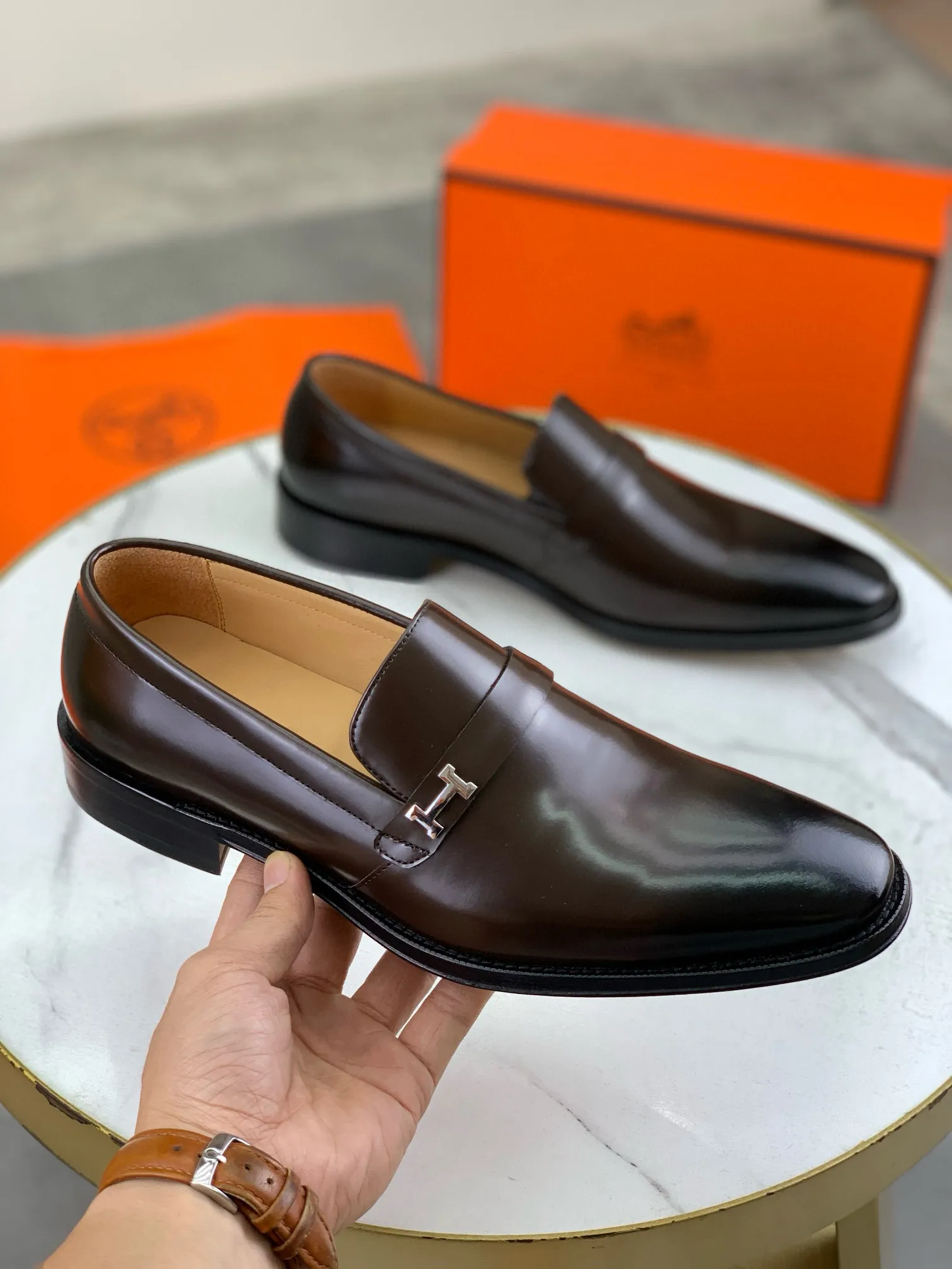Factory price P960 💰Top version 💎💎💎 Original leather outsole Brand: Hermès (Hermès) Standard code: Men's size 39-44 (38, 45 can be customized) Grade: Same as the official website Original quality materials: Original soft calfskin Water-dyed cowhide lining Original Italian leather outsole Style categories: Men's fashion Formal casual leather shoes Slip-on men's shoes series Young fashion European and American trends, British style, colors: multiple options, counter packaging